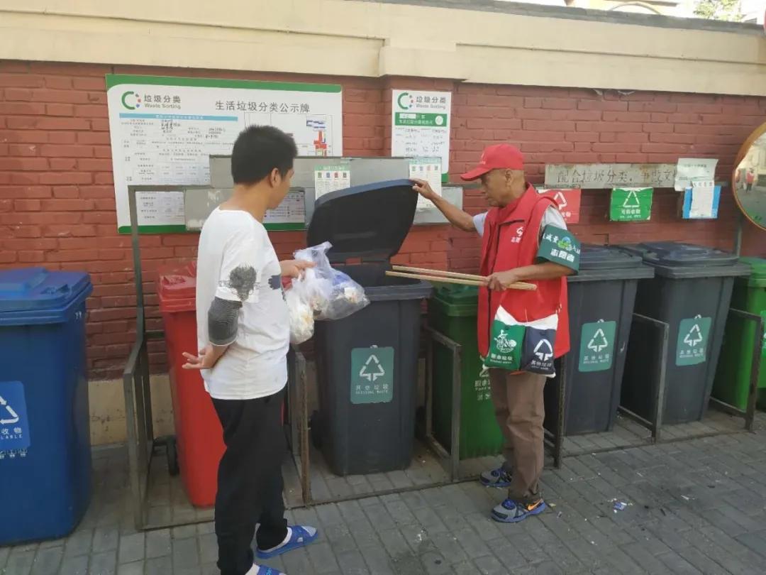 和平里垃圾分类进行时,社区中山西路垃圾分类