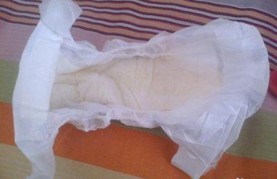 给儿童穿纸尿裤的正确方法,给宝宝穿纸尿裤好还是棉尿裤好