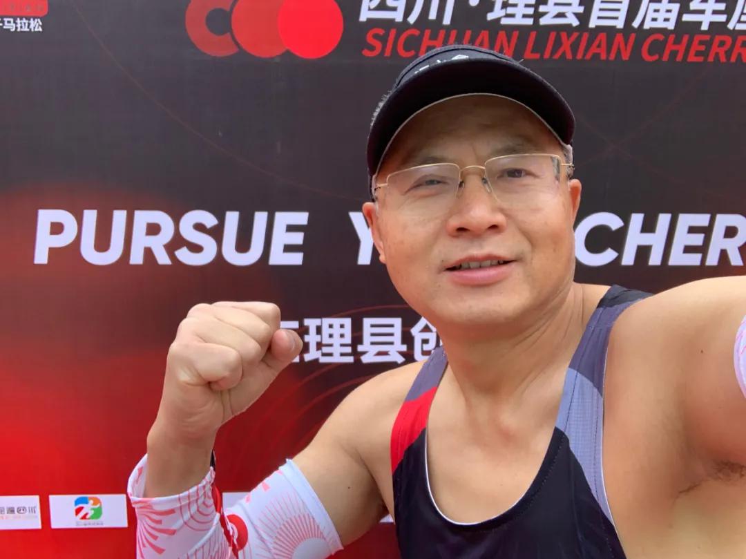 56岁老人跑步10年战胜癌症,他靠跑步走出人生低谷