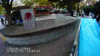 交警化身推车侠徒手推车,执勤交警一路小跑帮老人推车