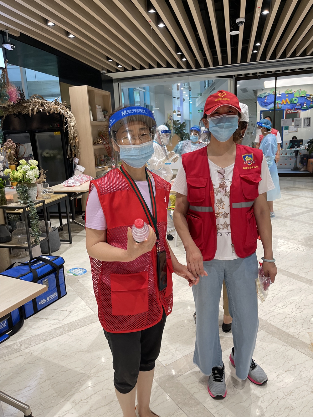 区街新闻|70多幅照片记录世茂滨江社区辖内志愿者,南京感谢你们