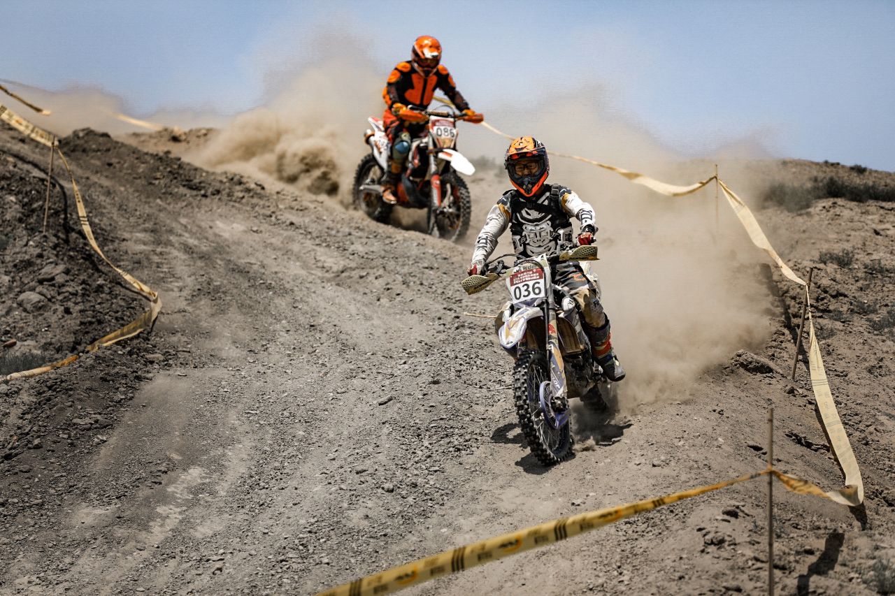 百位摩托车手挑战矿山百年矿坑迎来“3D时代”