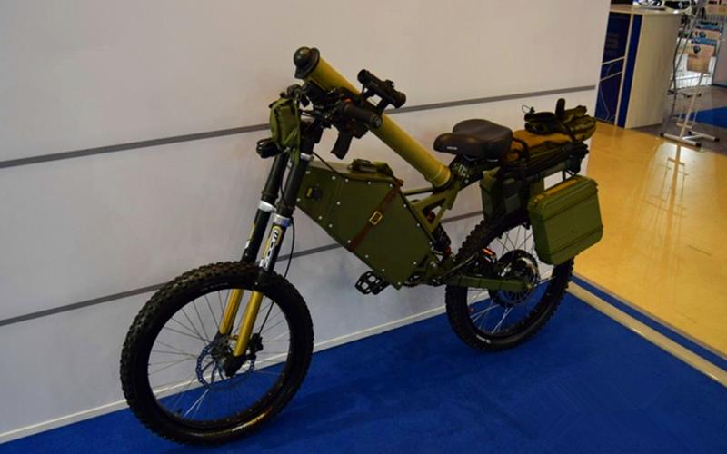 战斗民族果然牛，摩托车上配AK，机动快，火力强