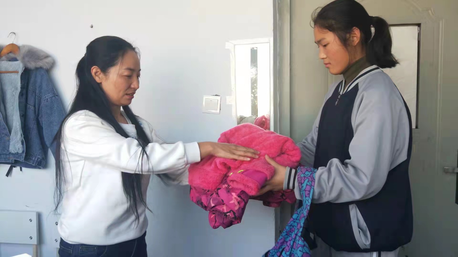 女教师资助贫困学生完整版,女教师救助贫困学生完整视频