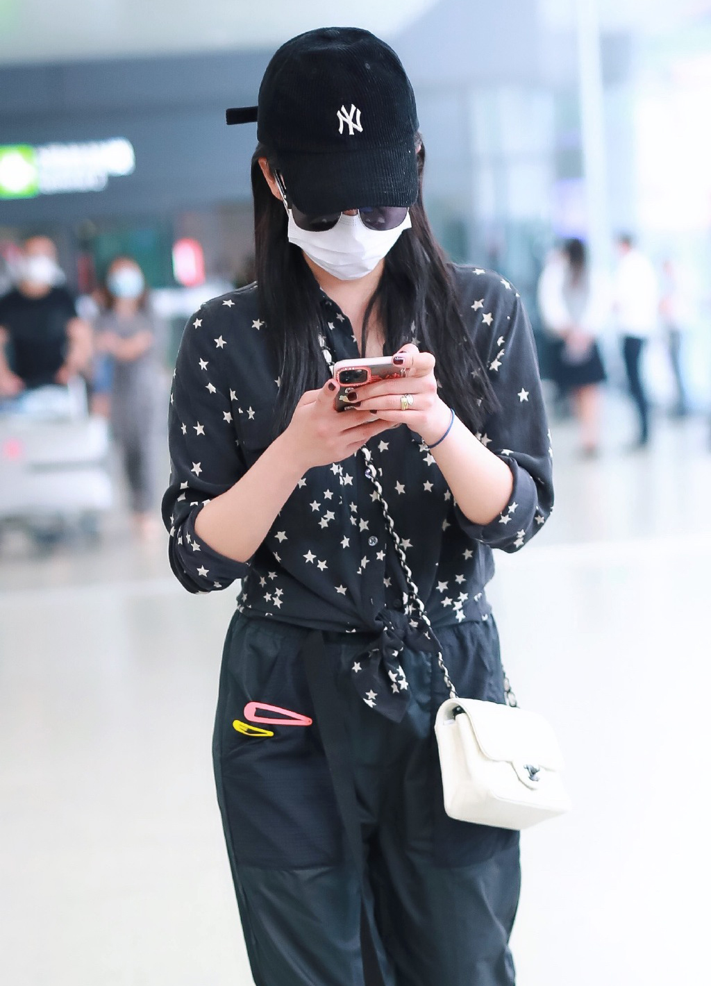 阚清子牛仔短上衣怎么搭配裤子,阚清子穿搭复古风