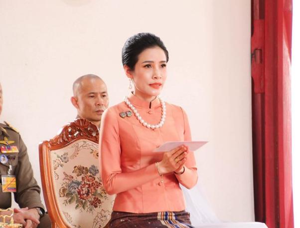 泰国贵妃戴红宝石露脸,泰国贵妇戴夸张首饰参加晚会