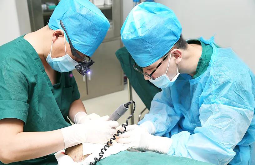 植发的危害和后遗症认准雍禾植发,脱发星人必须要知道的植发后遗症