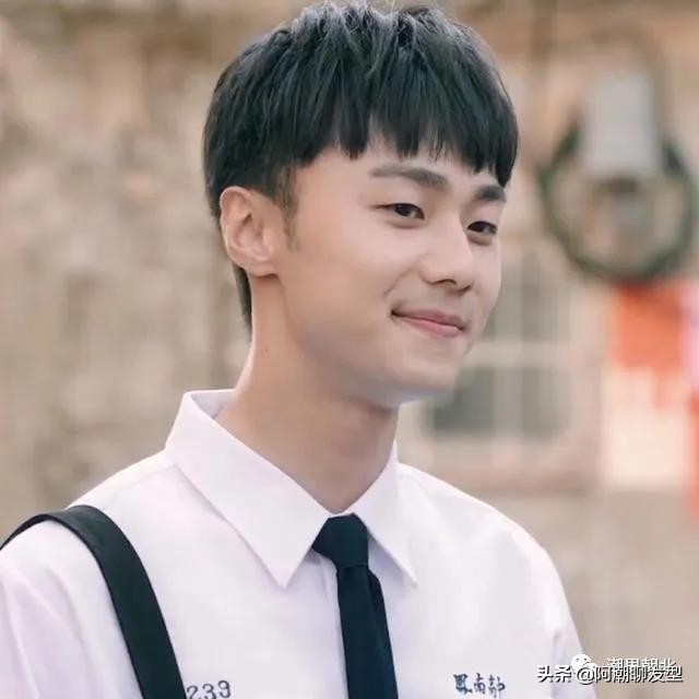 40岁男士两边铲的发型哪种好看,男士发型两边铲短头顶留长打理