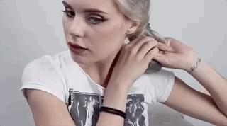 杨幂鱼尾辫发型火了,杨幂同款发型双麻花翘辫