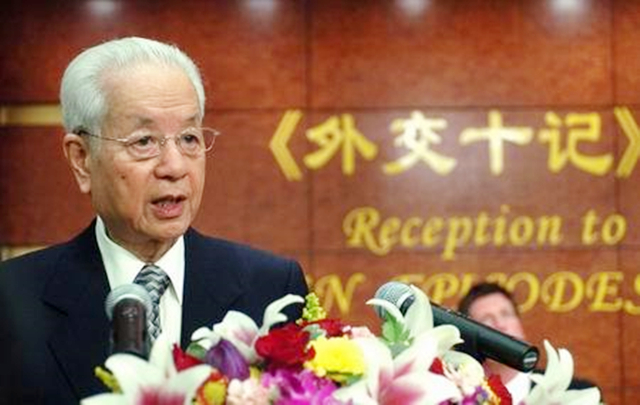 1982年,外长*其琛钱**说了几句话,引起了国际上的剧烈反响