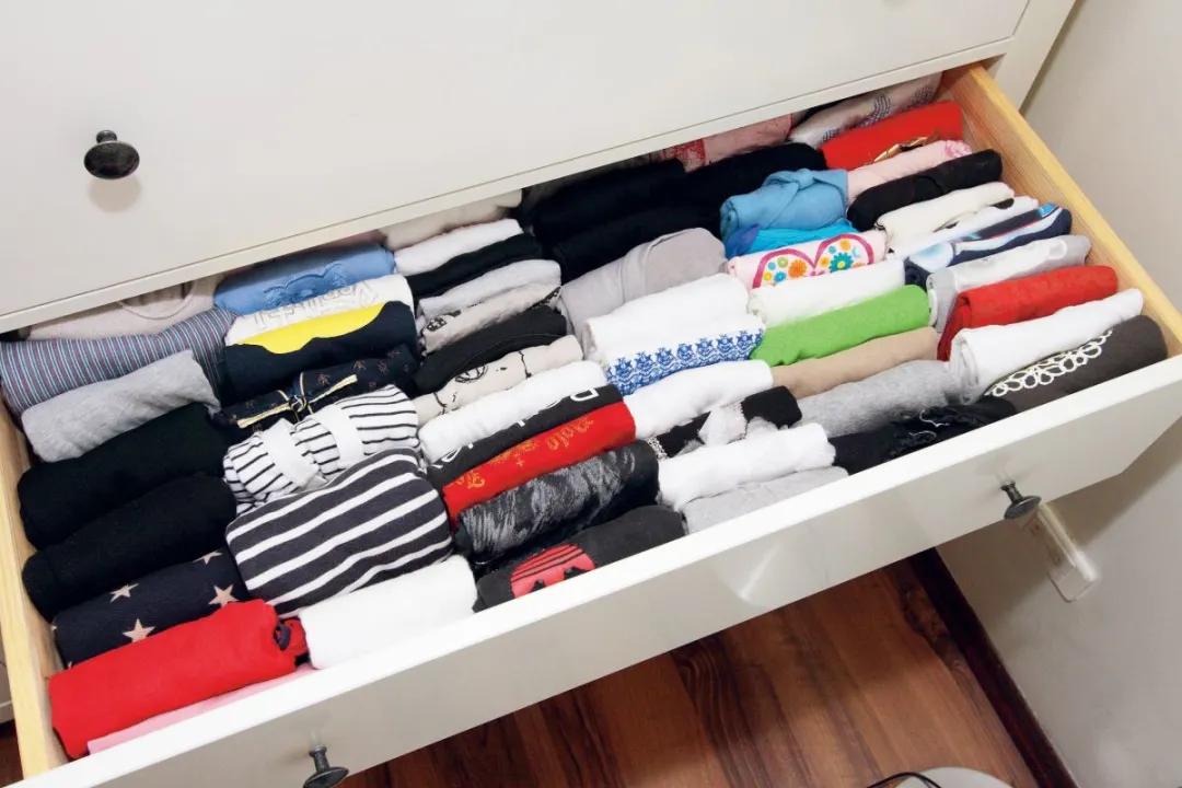 收纳师教你折衣服,折厚衣服的收纳方法