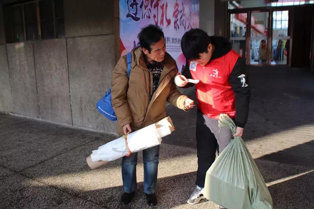 白银:爱心志愿者成为汽车站春运一道最亮风景线