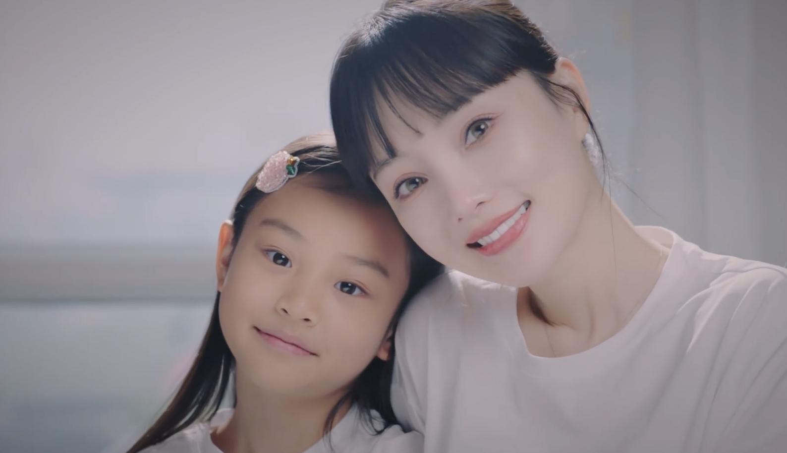 邓伦童年丹凤眼明显，贾乃亮说杨超越眼睛像杨幂，郭京飞童年帅气