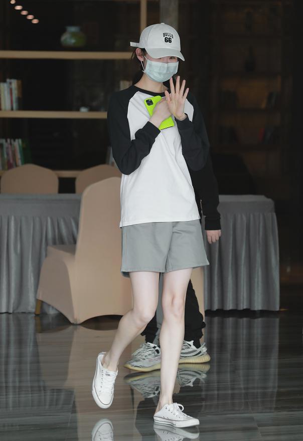 夏天穿AJ太捂脚？张艺凡带火了匡威“潮流穿法”，结果成00后最爱