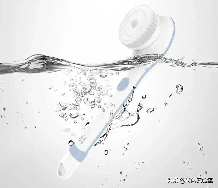 背部搓澡的方法,一个人搓澡怎么搓到后背