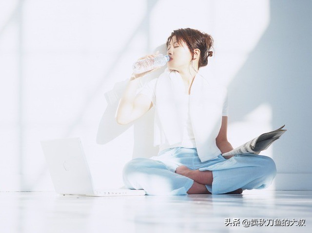 夏天晒黑的皮肤冬天不容易白回来,夏天晒黑了怎么白回来