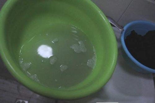 新衣服褪色怎么洗才不掉色,新衣服第一次怎么洗不褪色