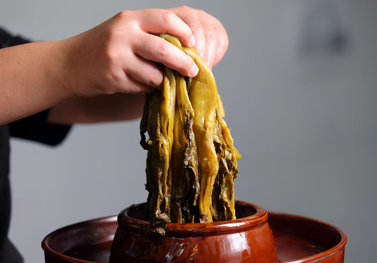 腌东北酸菜起白沫怎么办,腌酸菜冒泡泡