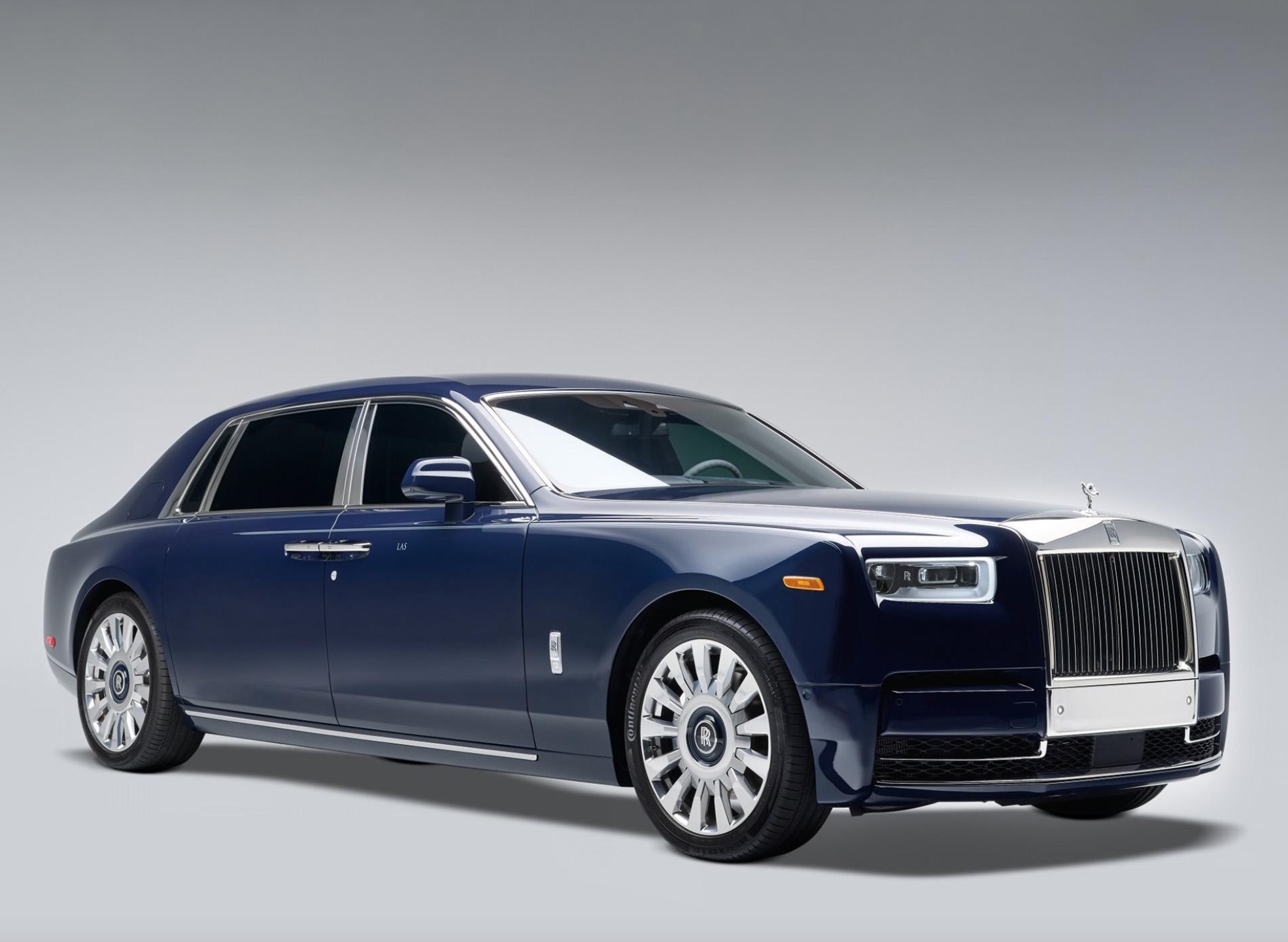 又一行政级豪车,配V12发动机、星空车顶、吧台、酒柜,要啥有啥