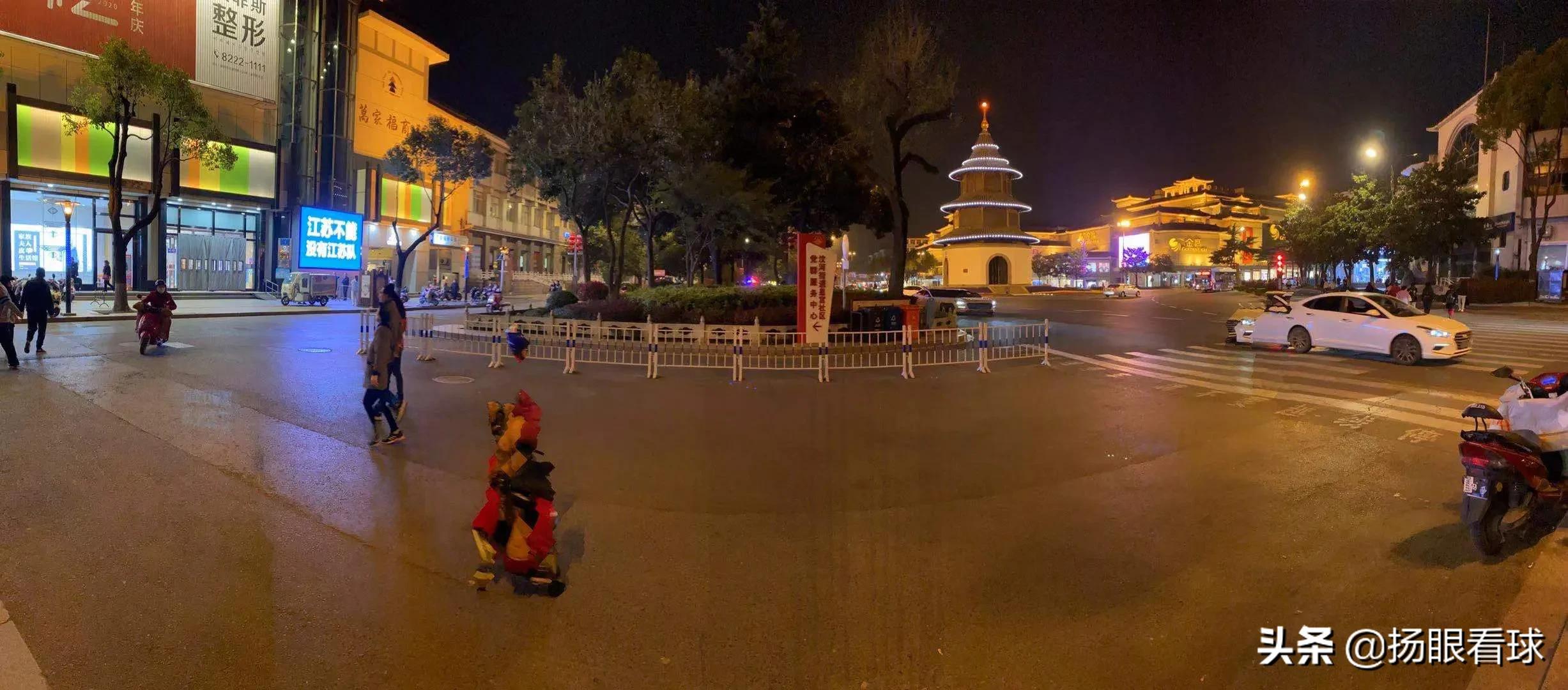 扬州闹市大屏惊现“江苏不能没有江苏队”今天必须为扬州球迷点赞