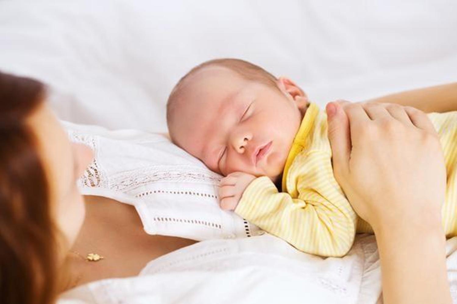 孩子趴在妈妈肩上,孩子趴在父母身上的疗法叫什么