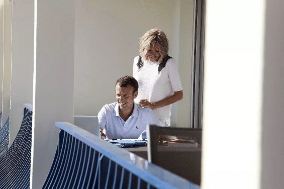 马克龙与69岁布丽吉特,44岁马克龙和69岁布丽吉特同框