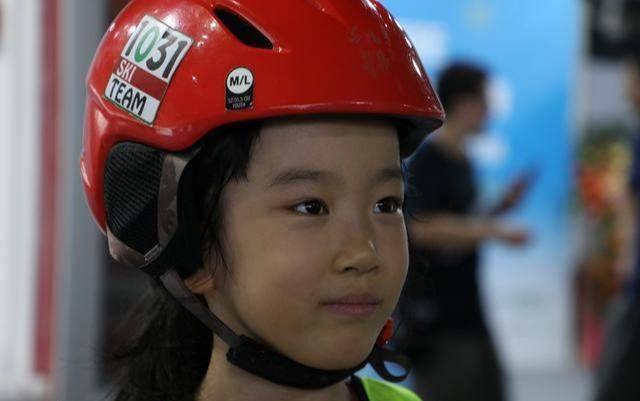 一盔一带家长带小孩,一盔一带送孩子上下学