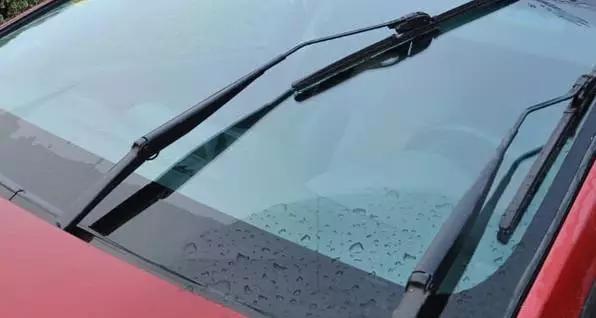 挡风玻璃有油膜清除的最佳方法,挡风玻璃油膜应急处理方法