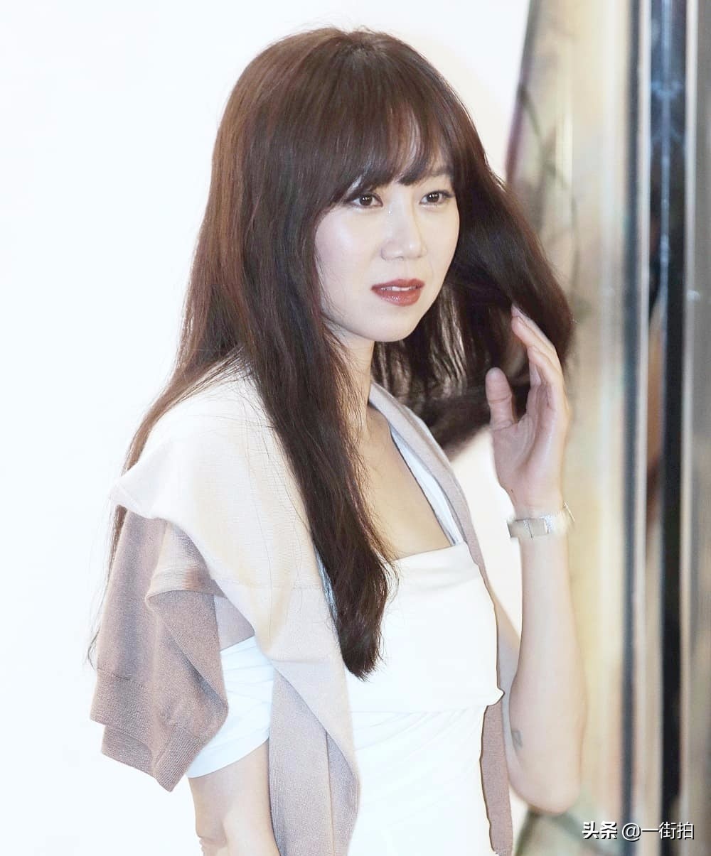 闫妮穿红色连衣裙,闫妮的碎花裙