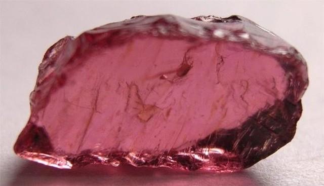 石榴石属于什么档次的宝石类型,石榴石最顶级的叫什么