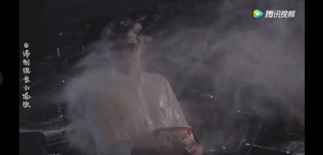 我花100块，在4D影院买了一场毒打