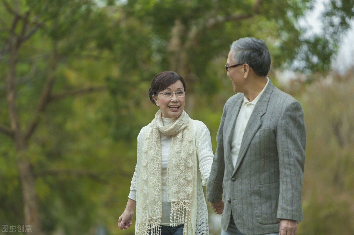 62岁老年人跳的广场舞蹈,退休老人该不该去跳广场舞