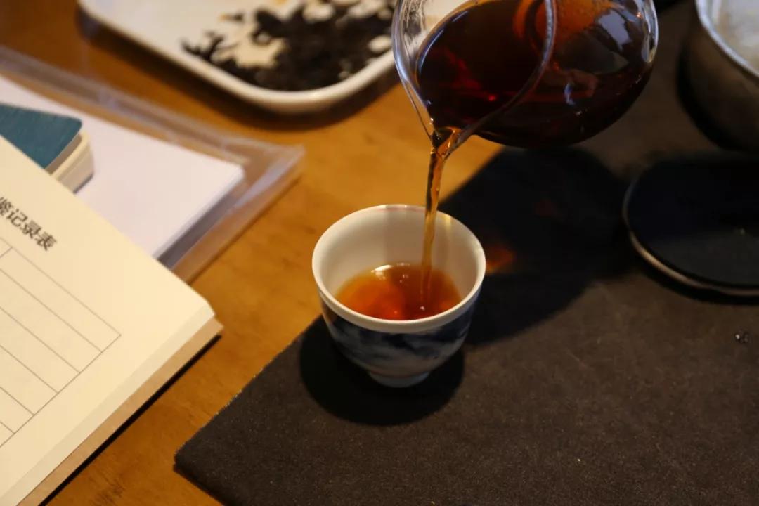 一招喝懂普洱茶中的喉韵,谈普洱老茶