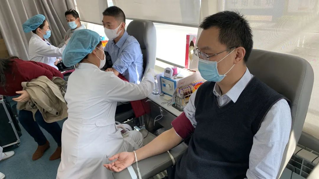 由*党**总支书记带头,他们为爱撸起袖子→