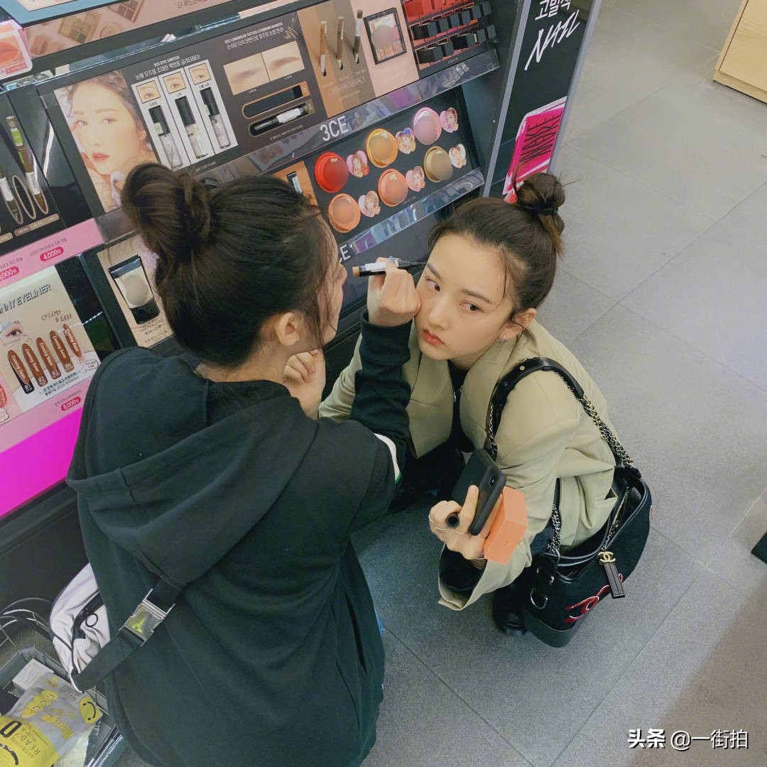 林允儿盘丸子头,林允绿色丸子头活动照