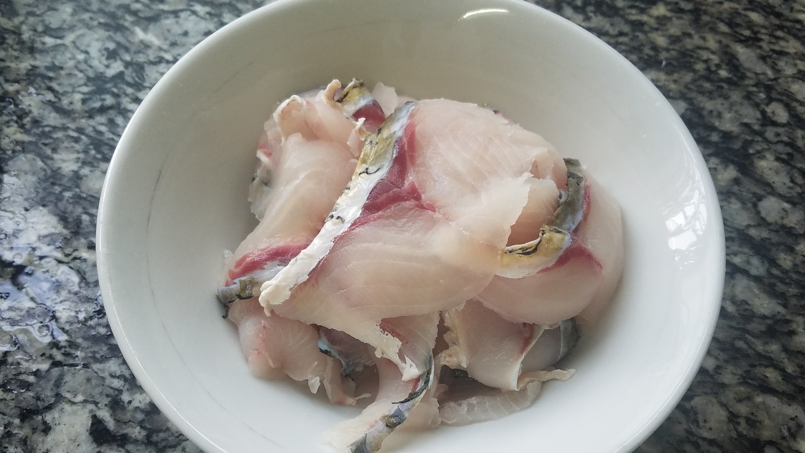 怎么炖草鱼好吃又简单家常做法,草鱼怎么炖好吃又简单家常做法