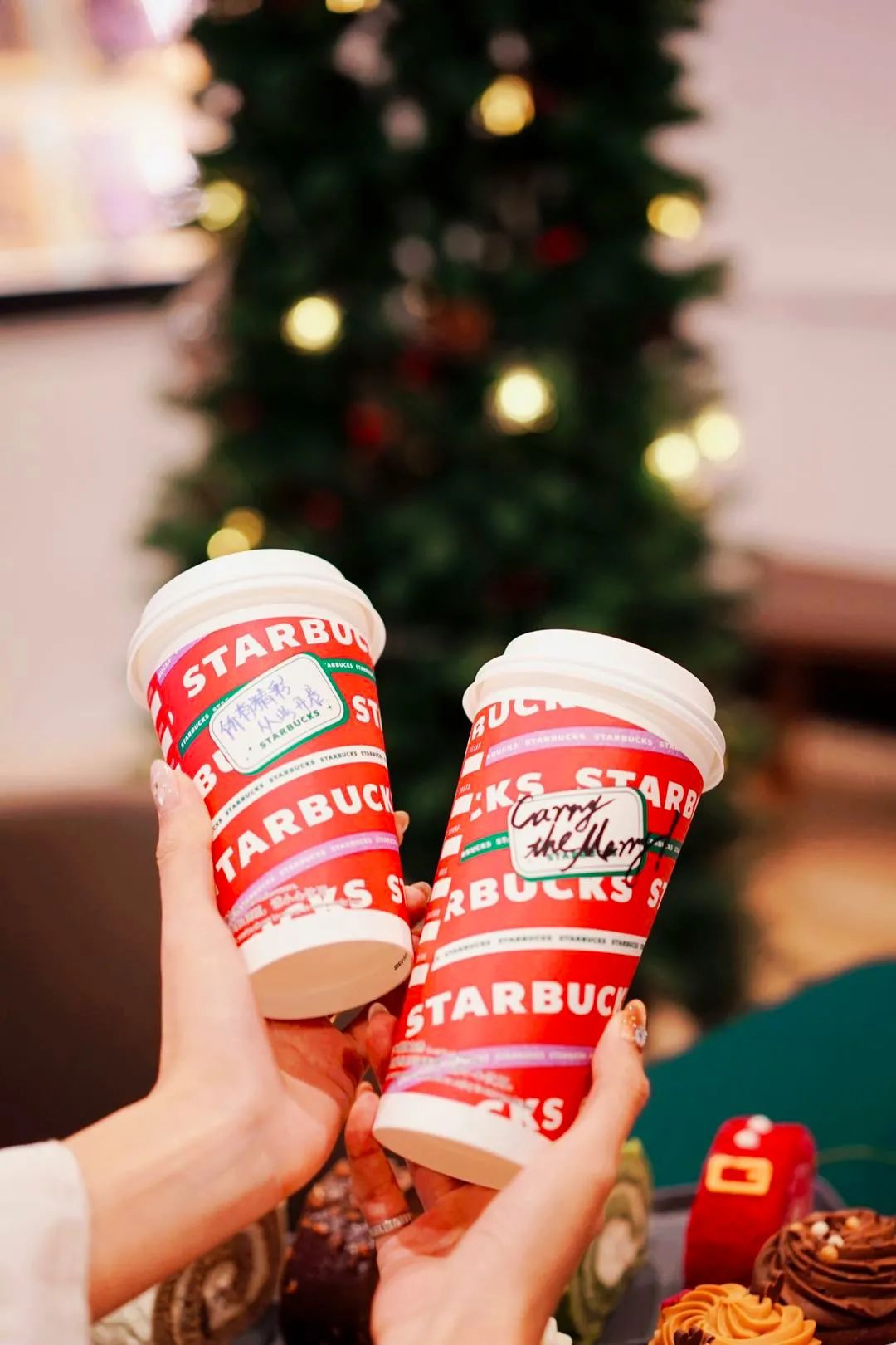 瑞幸星巴克圣诞新品,瑞幸圣诞咖啡杯包装