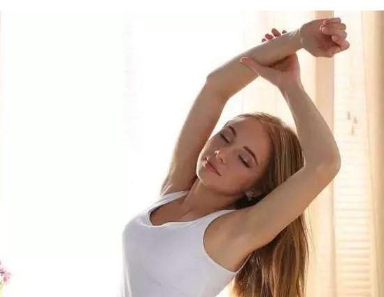 夏天到了,朋友看见我刮腋毛,她赶紧跟我学习技巧