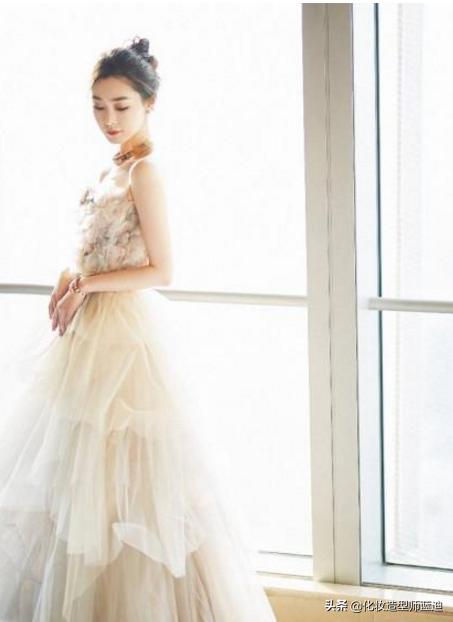 身穿薄纱礼服的宋轶真的是超级仙,宋轶穿一身复古水雾蓝长裙造型