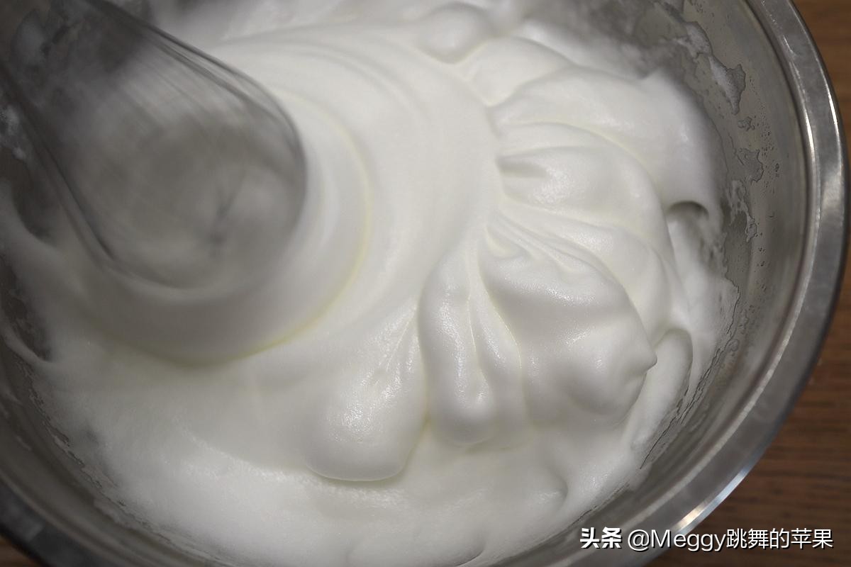 古早蛋糕和戚风蛋糕蛋白打发区别,蛋白打发到什么程度蛋糕才会柔软