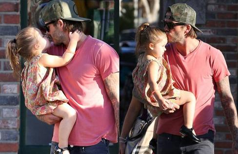 贝克汉姆晒和小七对嘴亲亲合照,贝克汉姆和小七亲吻照