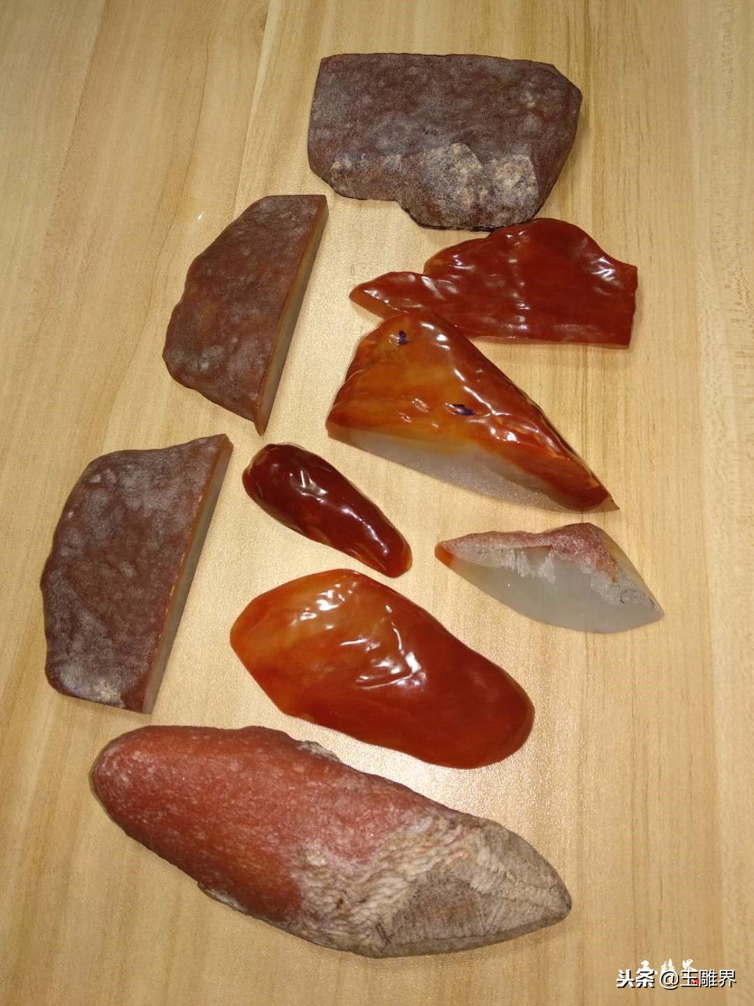 紫罗兰翡翠有紫色点,紫罗兰翡翠在灯光下的对比