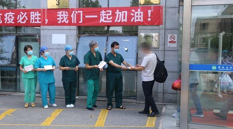 新冠患者出院感谢医生,新冠肺炎治愈出院欢迎仪式