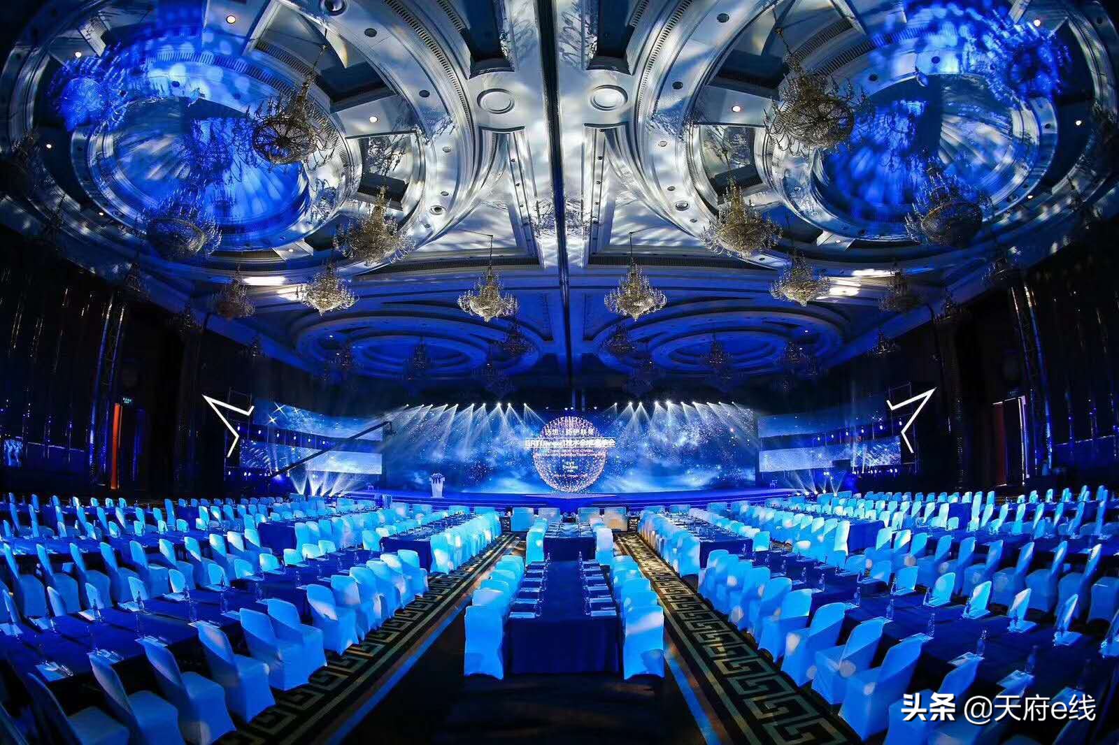 跟国内外300行业风云人物,一同直击伊肤泉E.R.T全球发布现场