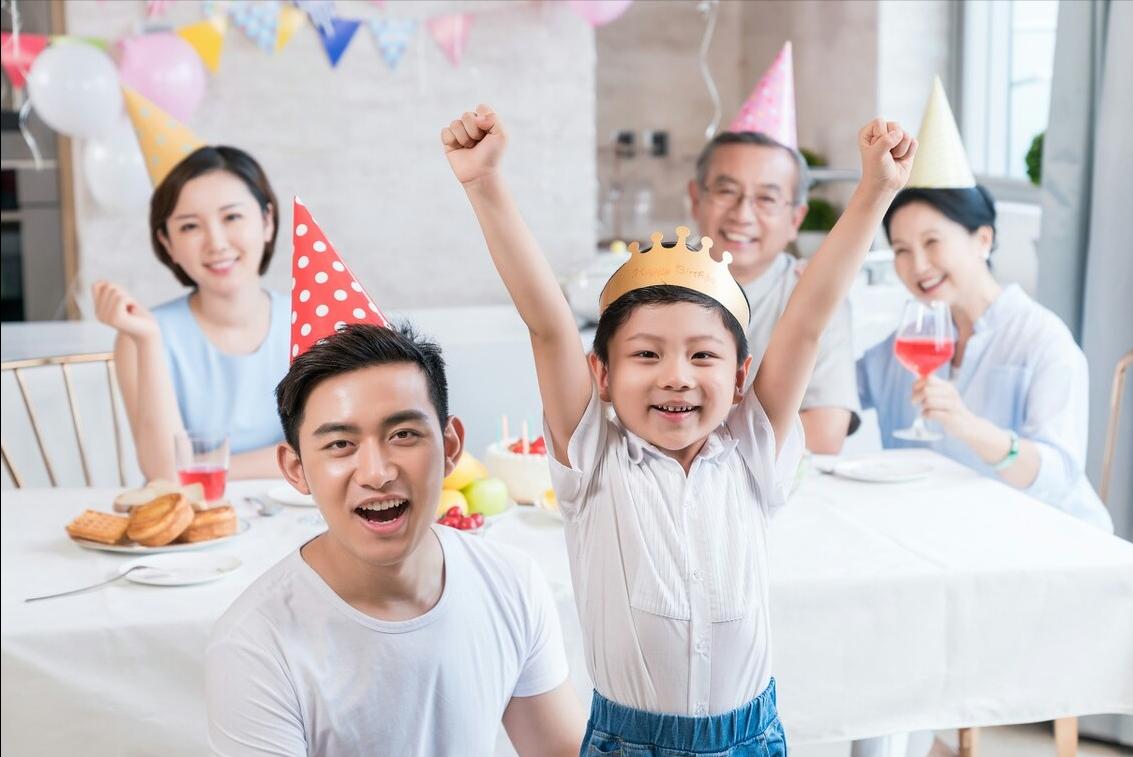 别以为孩子分不清陪着和陪伴，“虚伪式”陪伴，也许正在你家上演