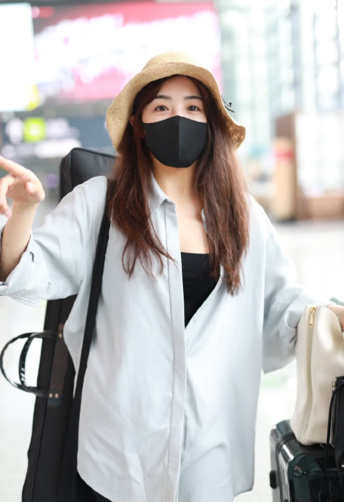 张含韵穿开叉长裙现身,张含韵最新街拍穿衣