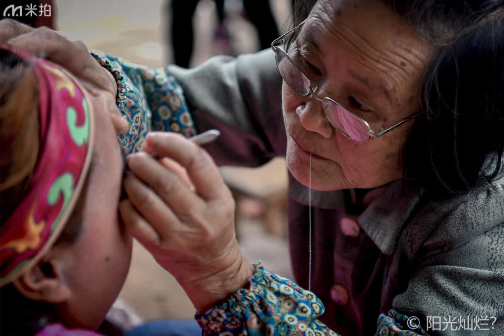 中国修面刮脸采耳女技师,专业修面刮脸采耳洗眼挤黑头