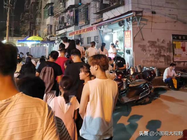 凌晨三点就开始摆摊,大部分人的晚上还在摆摊