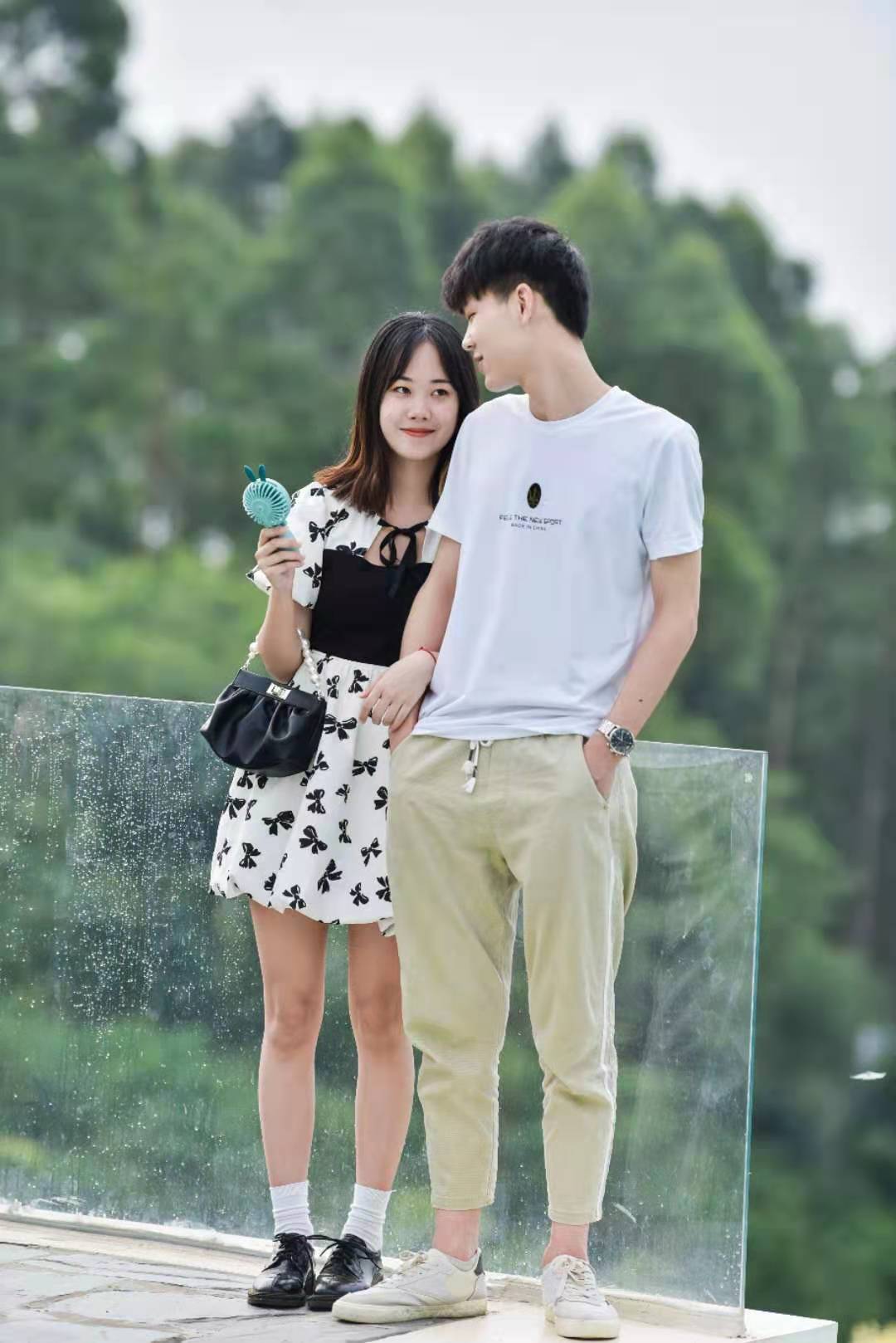 爱撒狗粮的男孩,更爱车还是更爱女友?