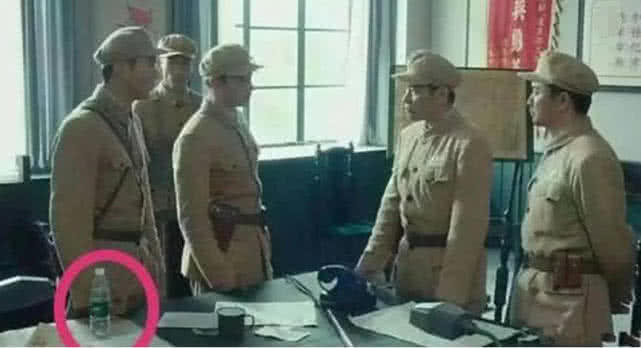 雍正被康熙秘密召见穿帮镜头,雍正穿帮镜头运动鞋